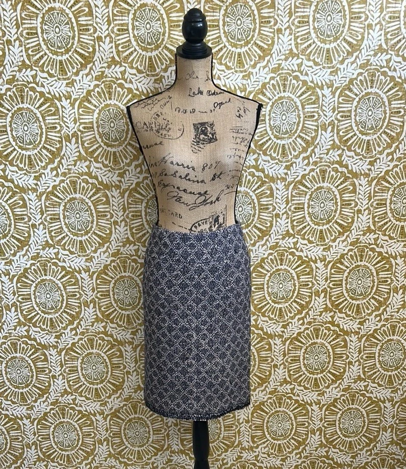 Chanel Rare Runway Fall/Winter 2004 Tweed Lurex Sequin Trim Pencil Skirt Sz 34 - Image 4 of 4