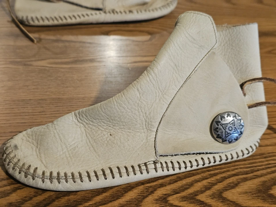 Mocasín Minnetonka para mujer talla 4 EE. UU. Foto 2 de 4