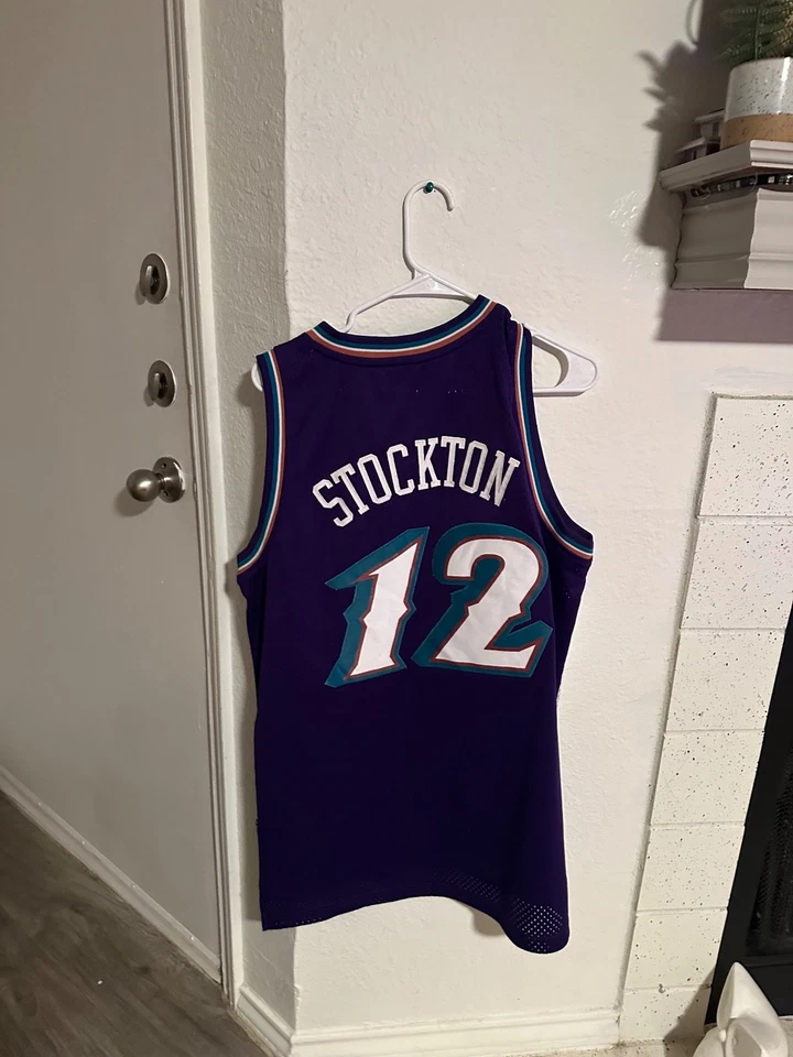 Camiseta Utah Jazz Para Hombre L Púrpura Adidas #12 John Stockton Madera Dura Clásica Foto 2 de 2