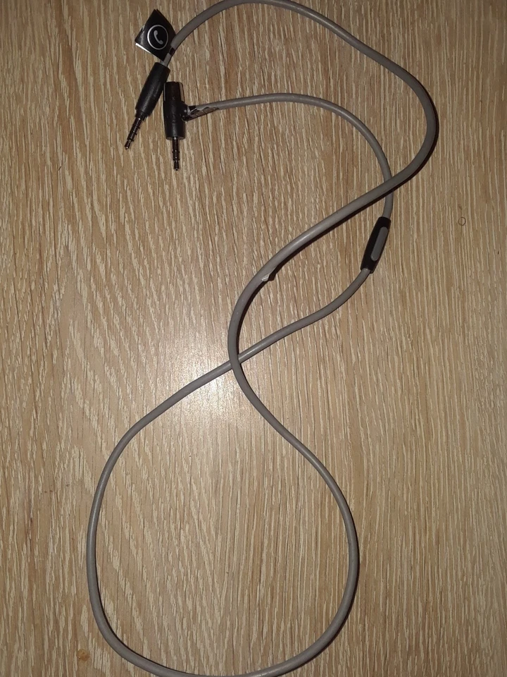 Cable auxiliar de audio Griffin Technology UNIV35T35MIC con micrófono manos libres para iPhone 4G Foto 4 de 4