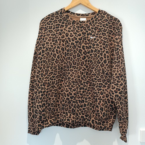 Nike Size Medium Women's Get Fit Dri-Fit Leopard Print Crew Sweatshirt Pullover