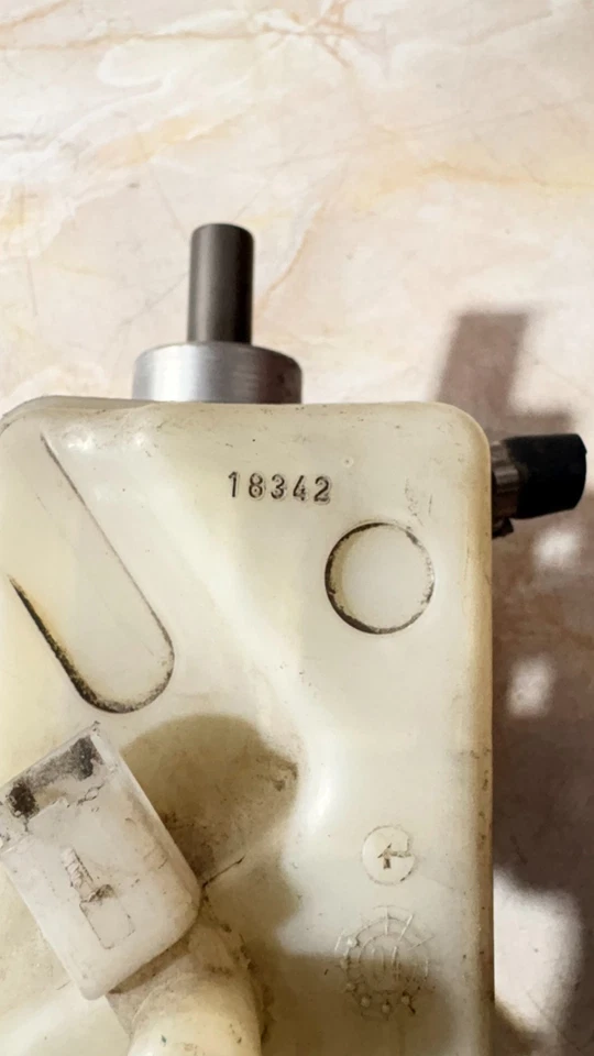 Renault Megane 2004 Brake Master Cylinder Reservoir 320671112 - Image 4 of 4