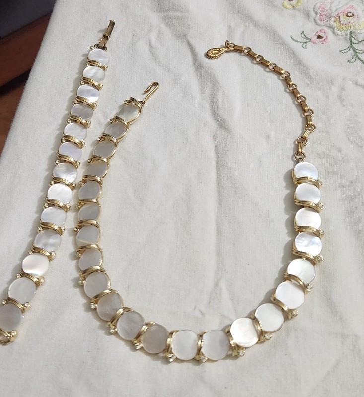 LISNER VINTAGE MOTHER OF PEARL NECKLACE & MAT. BRACELET 50'S/60 ERA
