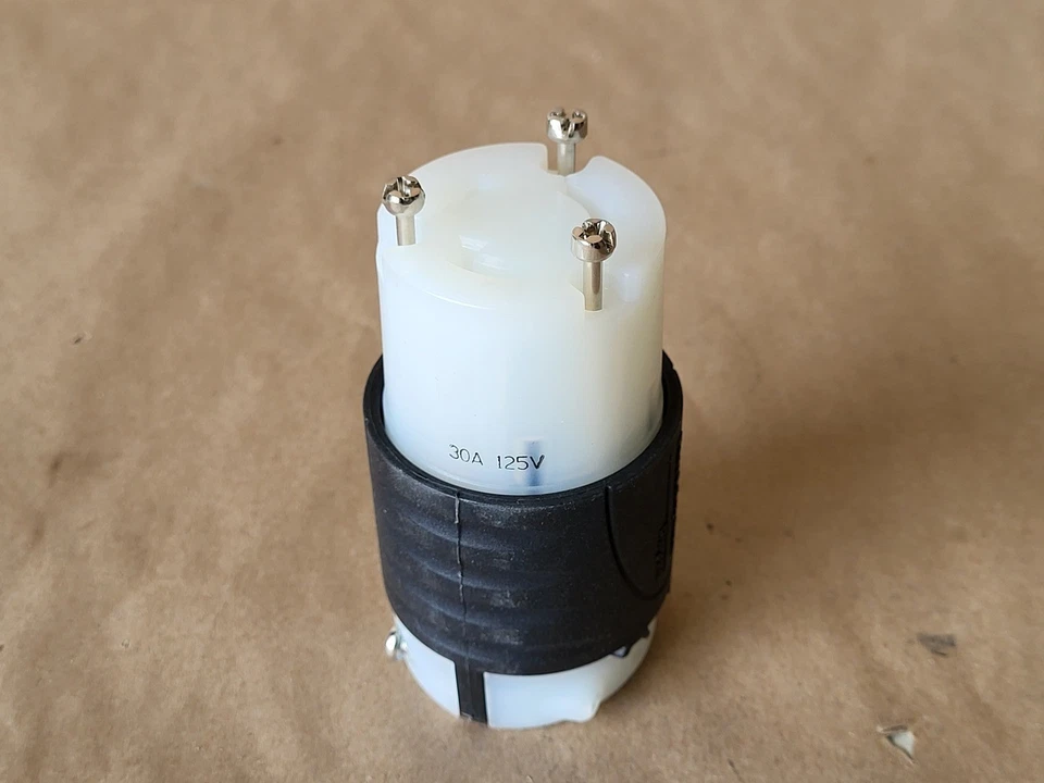 SURPLUS NEW PASS & SEYMOUR L530-C 30 Amp, 150 Volt Turnlok Connector – Parts - Imagem 3 de 4