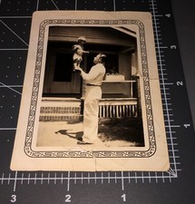 FOTO INSTANTÁNEA VINTAGE de 1930 Strong Man Levanta Niño EN EL AIRE Presas Extraño Balance