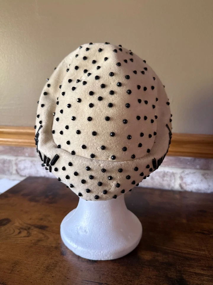 Sombrero Cloche Vintage Adolfo Realities Crema Negro Cuentas Terciopelo Diseño Geométrico Foto 4 de 4