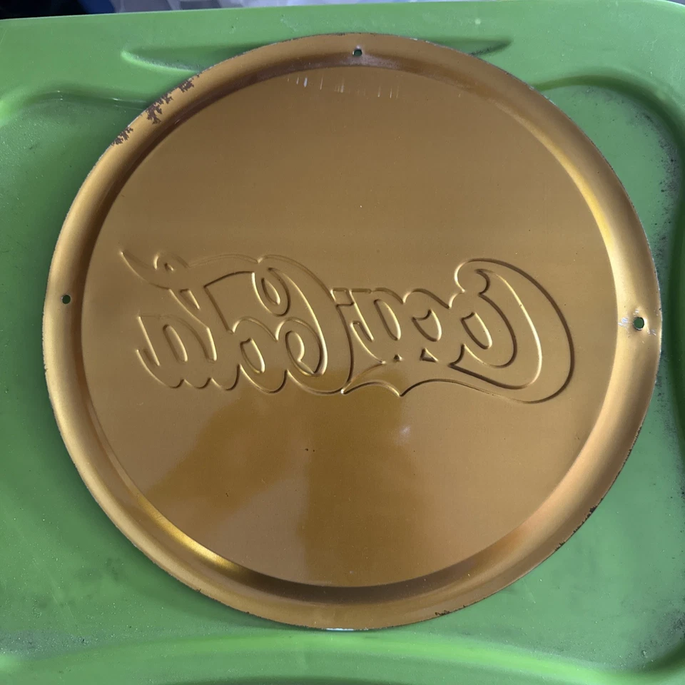 Letrero de botón Coca-Cola amarillo oficina en casa Atlanta 1999 publicidad vintage de Coca-Cola Foto 2 de 4