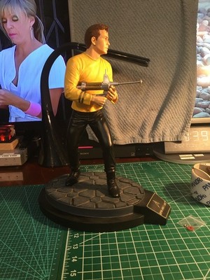 Cold Cast Latinum Edition Star Trek ''Captain Kirk'' , in box