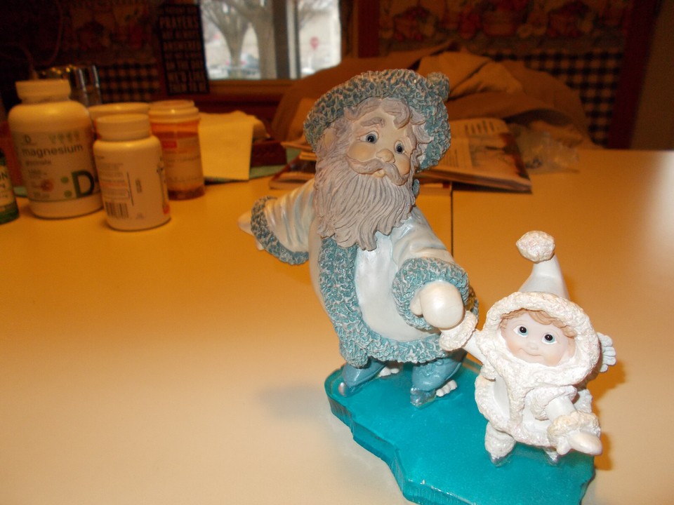 Dreamsicles Figurine Northern Lights Merry Skaters Santa 6 1/2" VTG