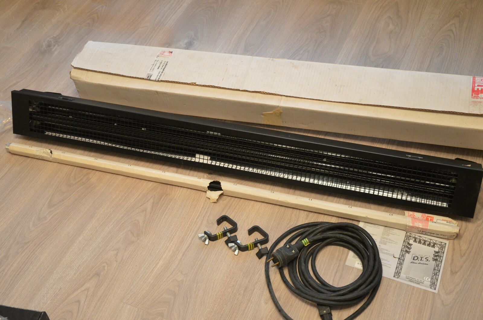 Tube de lumière noire 1,20m RIBALTA WOOD pour soirée fluo et bar