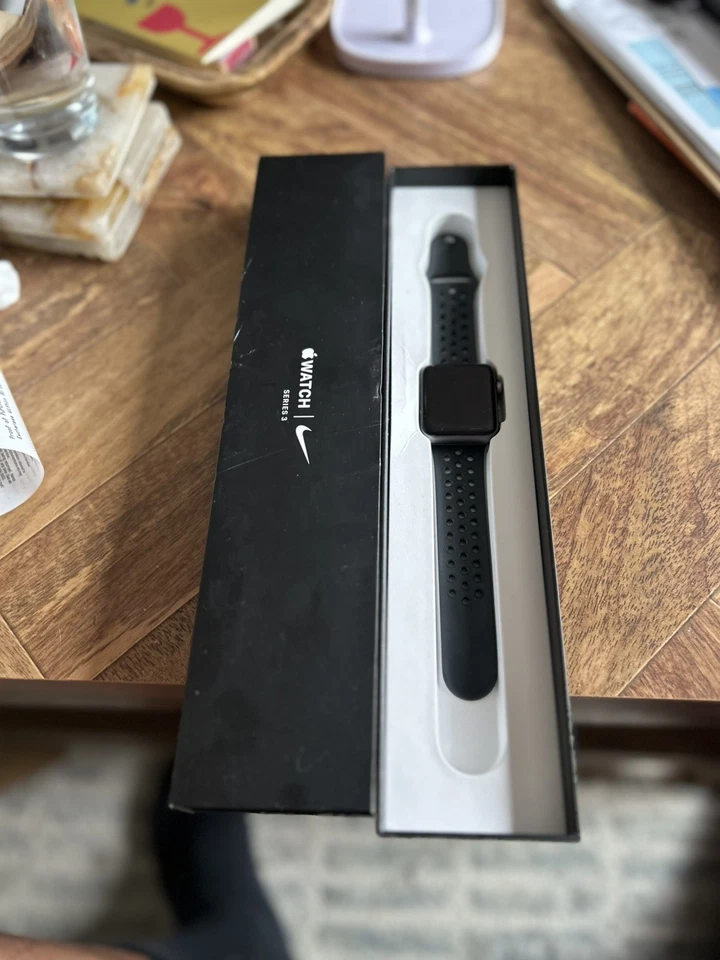 Apple MTF42LL/A Serie 3 42 mm Gris espacial Estuche con correa deportiva Nike Reloj Foto 3 de 4