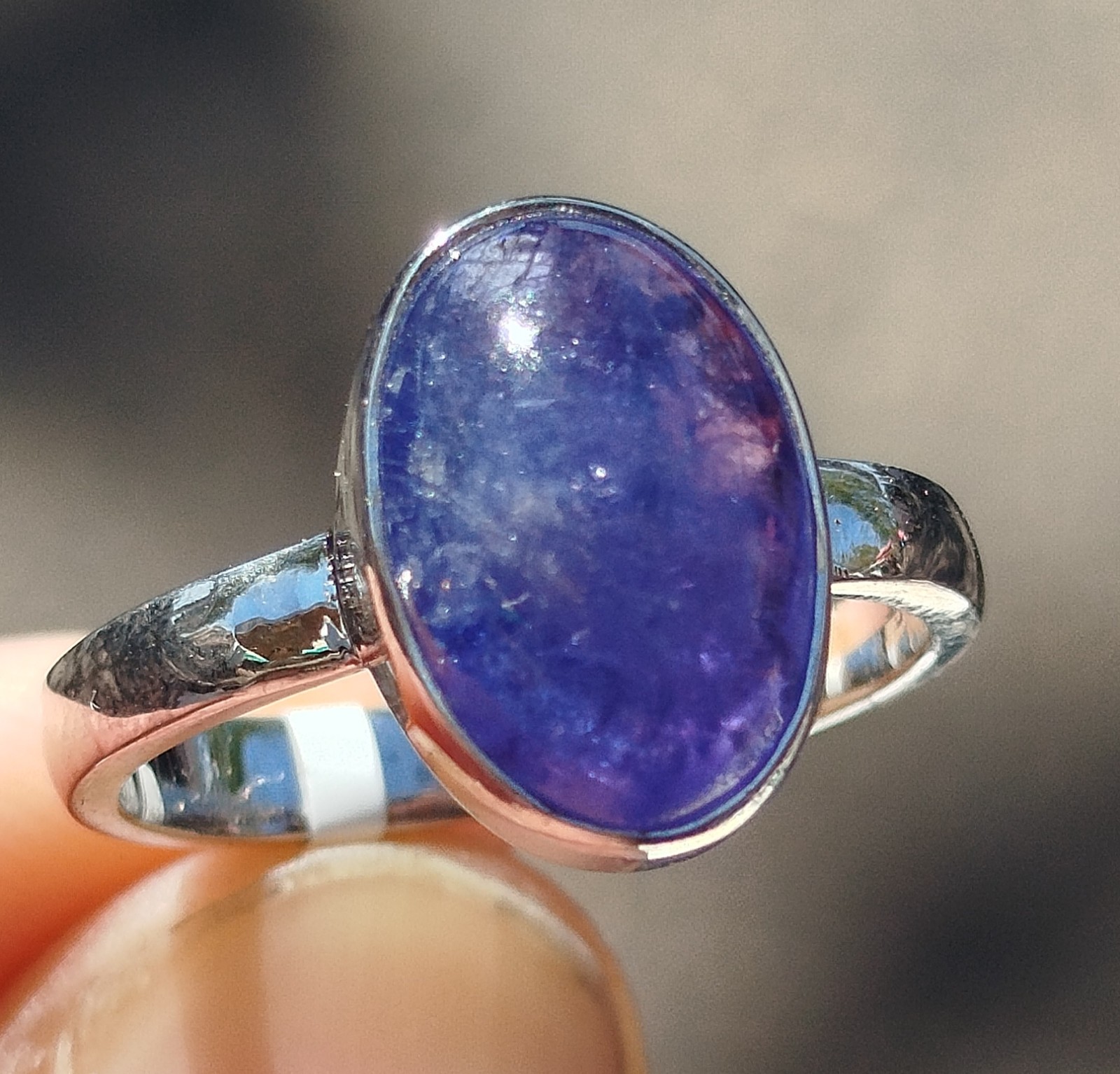 Bague Tanzanite bleue cabochon pour illuminer vos tenues de bureau et soirées