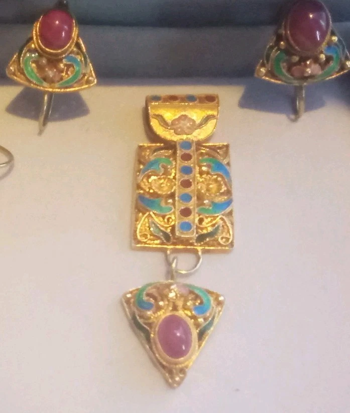 pendientes chapados en oro con rubí y colgante  Foto 4 de 4