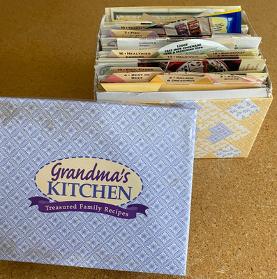 VTG Grandmas Recipe Card Box FULL of Handwritten, Clipped, Typed & Cards 7x6x6