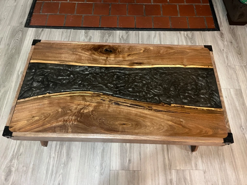 Mesa de centro hecha a mano Live Edge Waknut con río epoxi negro y plateado  Foto 2 de 4