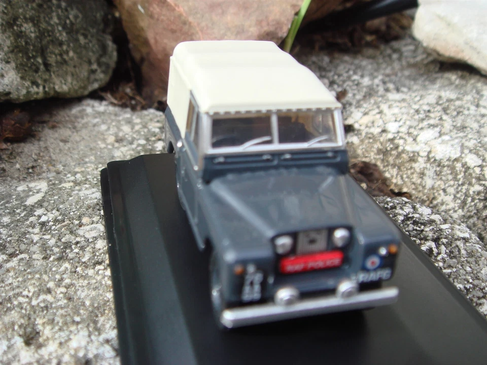 Oxford 1:76 Land Rover Series II SWB Canvas Royal Air Force Police 76LR2S007 - Image 2 of 4