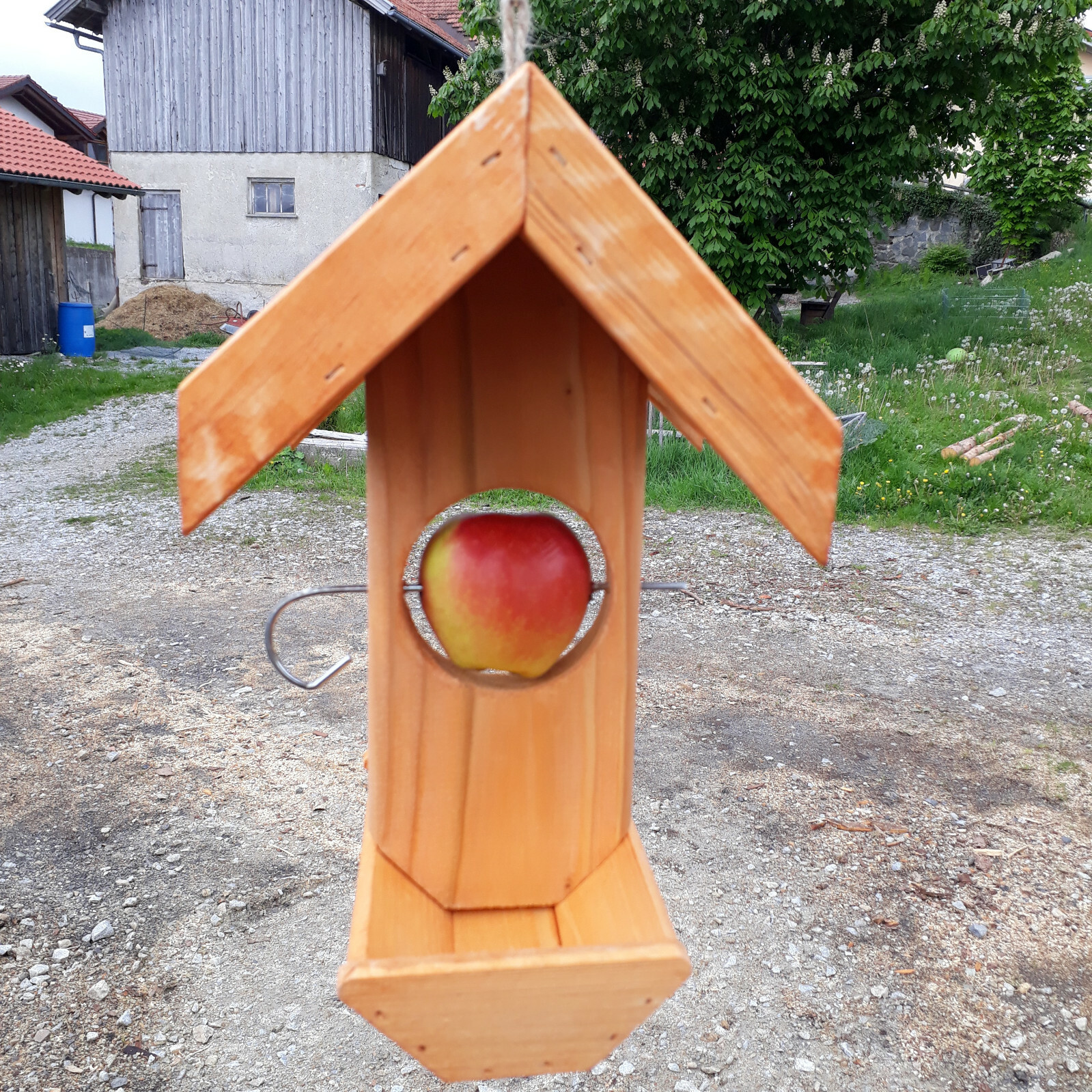 Meisenknödelhalter Vogelhaus mit Schindeln DBraun Wandhalter