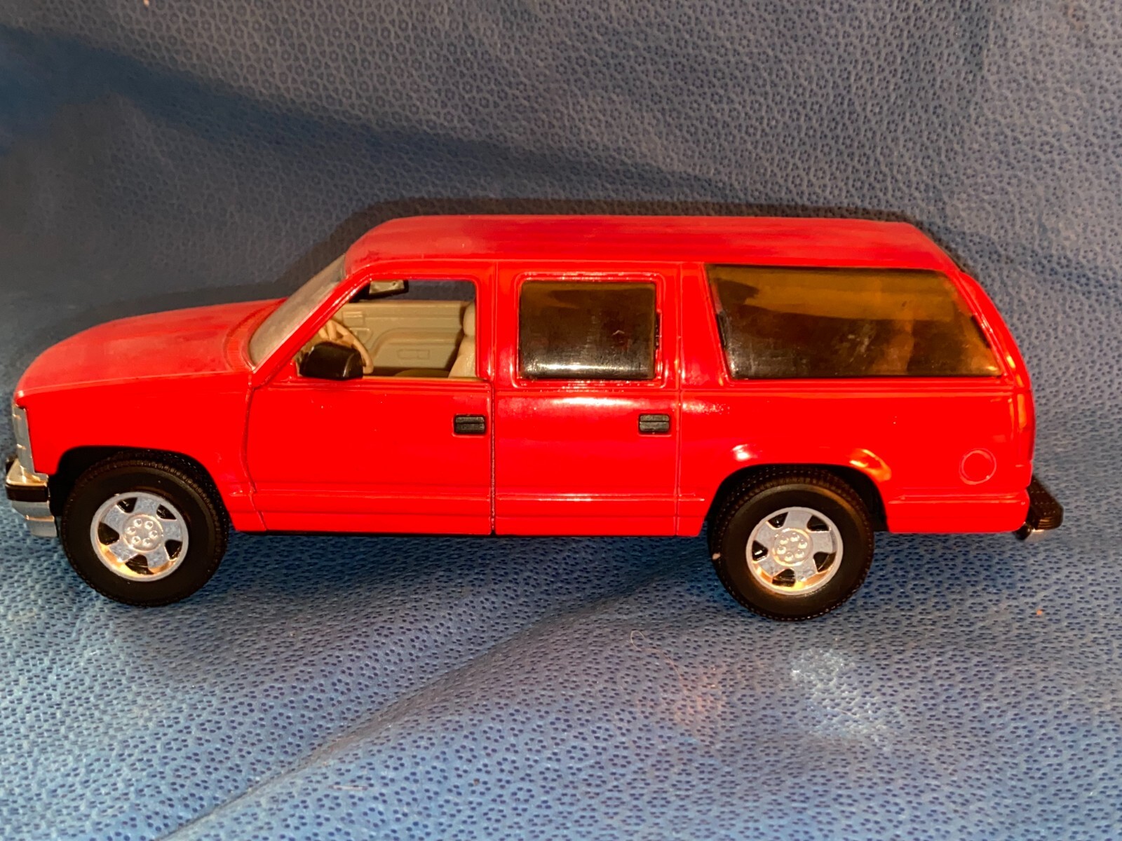 Sunnyside 1993 Red Chevrolet Suburban Diecast Car 1:24 – Brasil Open