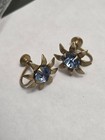 Vintage Ice Blue Rhinestone Goldtone Flower Pin And Screwback Earring Set — photo 4