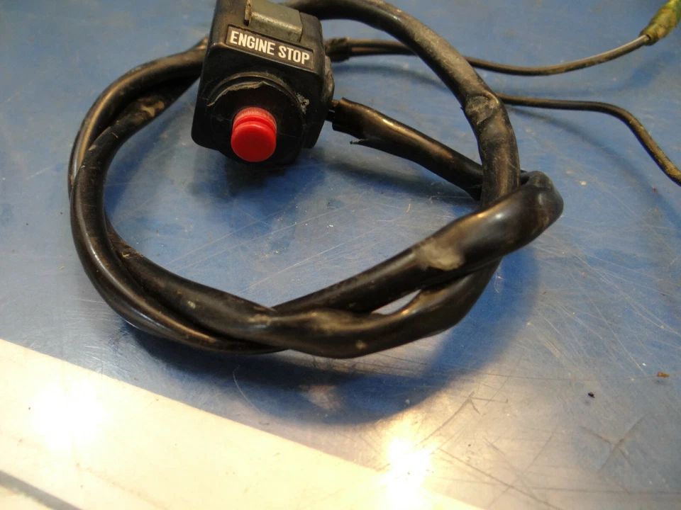 2004_KAWASAKI_KX85_04_KX-85_APAGADO DEL MOTOR_BOTÓN INTERRUPTOR DE APAGADO Foto 4 de 4