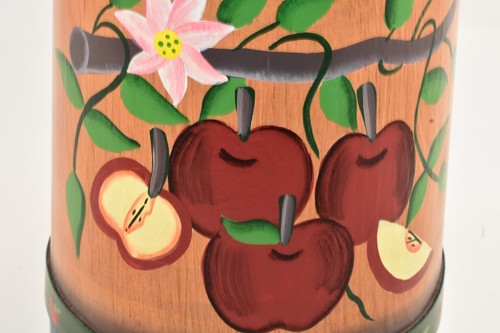BATIDORA DE MANTEQUILLA VINTAGE DE MADERA PINTADA A MANO CON MOTIVO DE MANZANA DE GRANJA DE CAMPO - Imagen 3 de 11