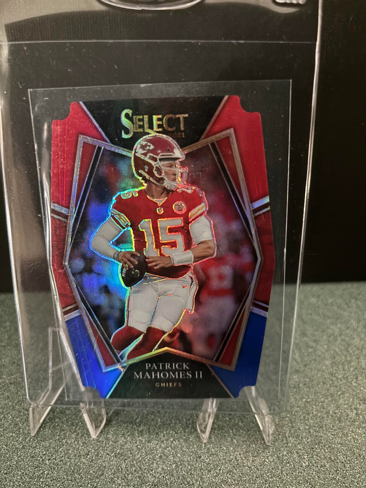 2021 Panini Select #102 Patrick Mahomes II Red and Blue Prizm Die Cut