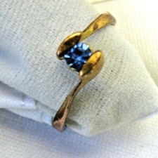 WOMAN'S SMALL RING WITH BLUE STONE - SIZE 6