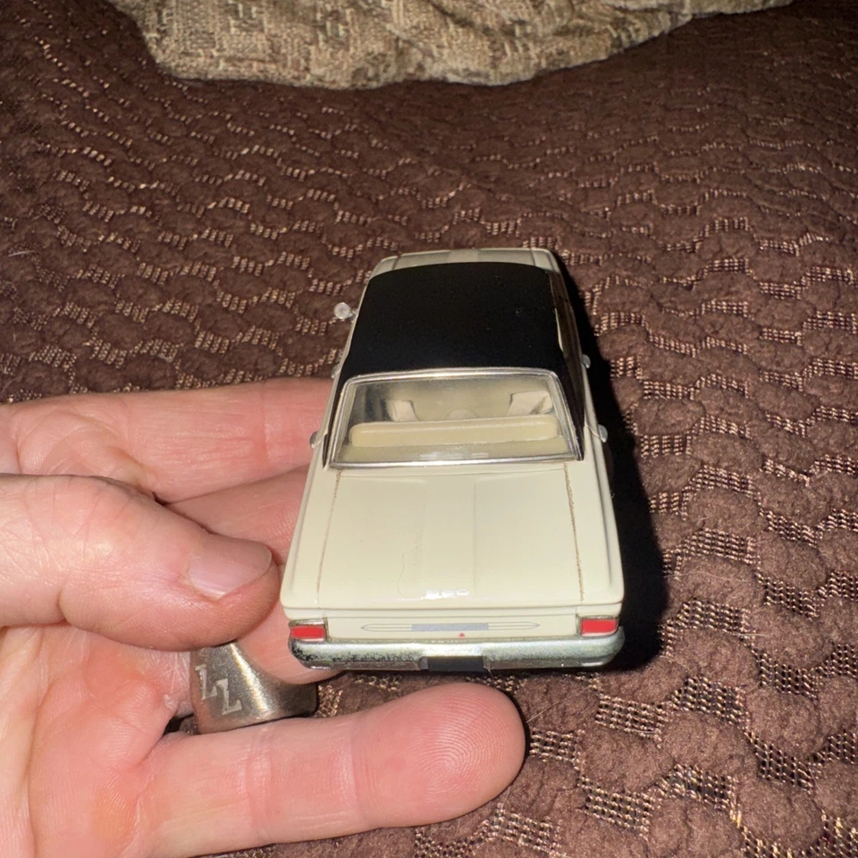 Franklin Mint 1963 Rambler Classic 660 Valencia ivory 1:43 Scale #4167 B11RT31 - Image 4 of 4