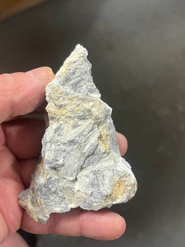 SW UV fluorescent amphibole, Rockland, Maine