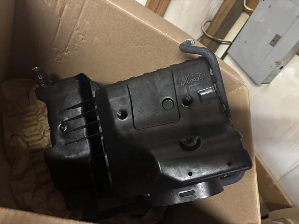 Ford F150 2012-2014 filtro de aire caja depósito de refrigerante OEM BL34 9A612 NUEVO Foto 3 de 3