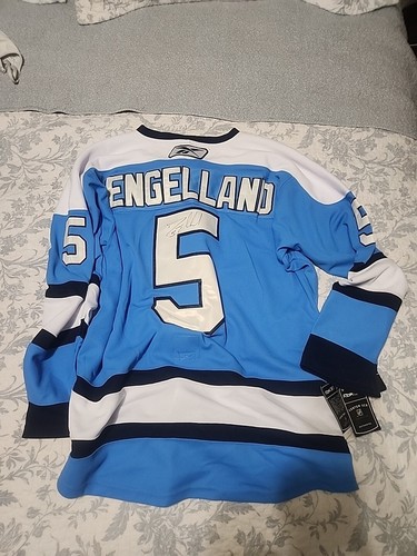 Camiseta deportiva autografiada de los pingüinos de Deryk Engelland TOTALMENTE NUEVA - Imagen 2 de 3