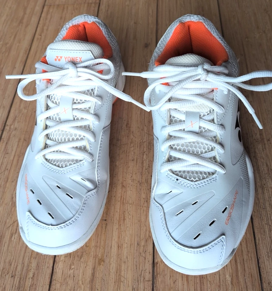 Zapato de bádminton YONEX Power Cushion 65 X3 para cancha interior (blanco/naranja) M 6,5, W 8 Foto 2 de 4
