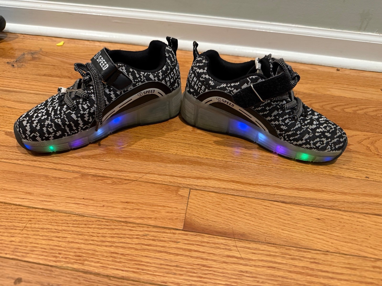 SDSPEED Kids Light Up Roller Skate Shoes Size 36 / Youth 6 - Very Good Condition
