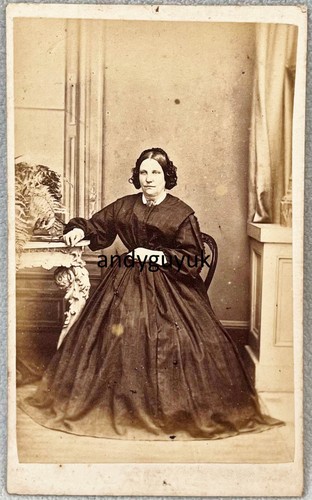 CDV SITZENDE DAME IN HAUBE VON FUSSBAD VIKTORIANISCHE MODE ANTIKES FOTO
