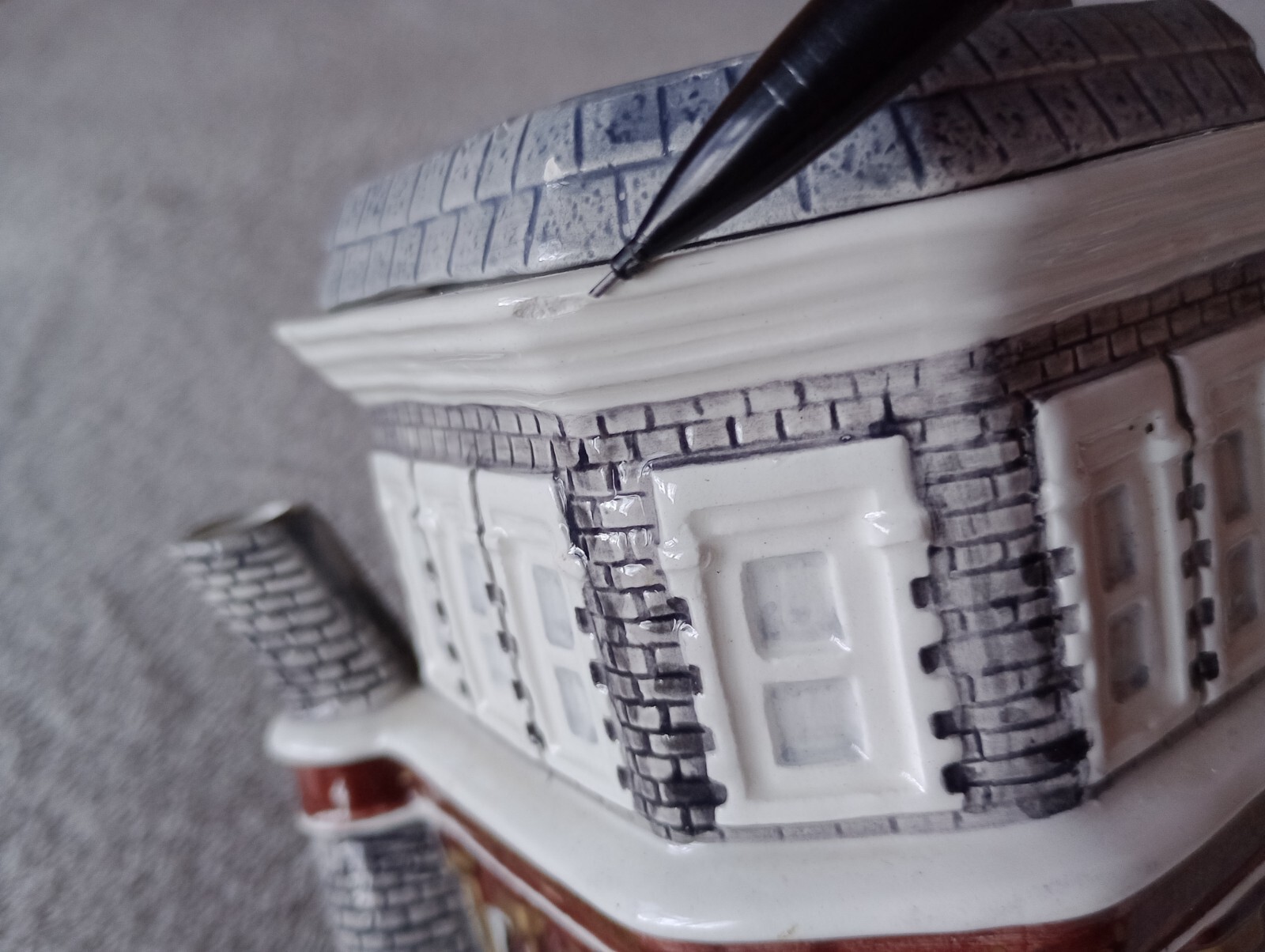 Ornamental teapot The Queen Victoria decorative EastEnders by Annie