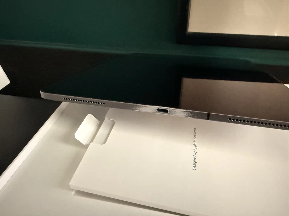 Apple iPad Pro 12.9” 1TB (3rd Gen) , keyboard and apple pen - Image 2 of 4