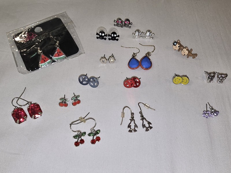 Lot Of 16 Pcs Girls Earrings Mix