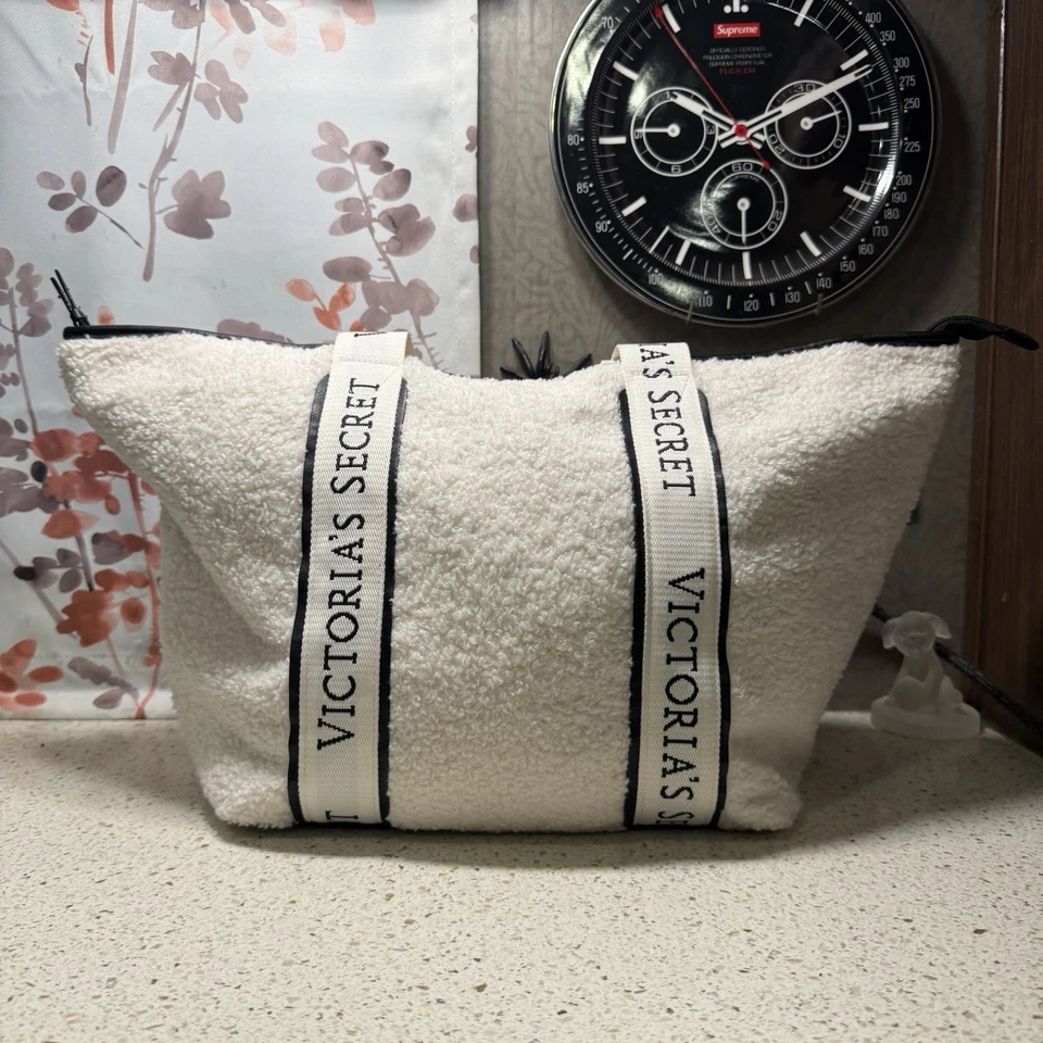 Acogedor bolso de felpa polar Victoria's Secret con cremallera blanco cierre de cremallera precio de venta sugerido por el fabricante 59 2023 USD Foto 2 de 4