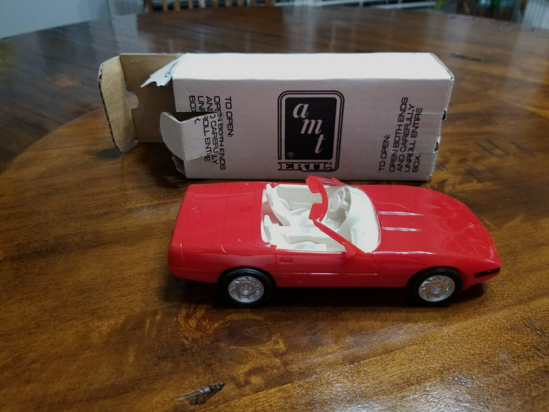 AMT ERTL 1992 Chevrolet Corvette Convertible  Spec Ed Red w/ White Interior 1:25