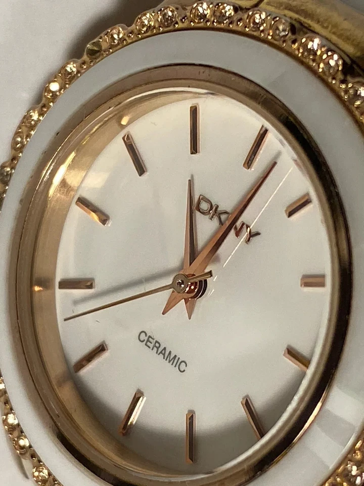 Relógio de pulso feminino DKNY rosto branco NY8821 - Nova bateria funcionando - Imagem 4 de 4