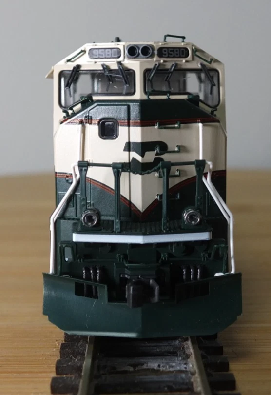 Kato 37-6381 HO gauge EMD SD70MAC diesel loco in BN Executive livery - Image 4 of 4