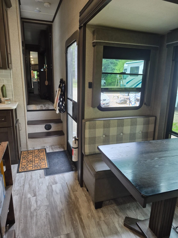 Grand Design 337RLS Reflection 5th Wheel - Image 4 of 4