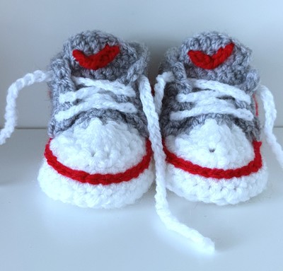 Handgefertigte Baby First Booties Turnschuhe Rottöne Grau