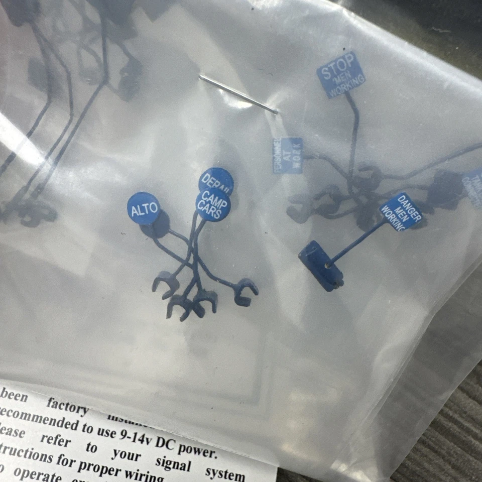 Conjunto de placas de segurança NJ International escala HO #1308 azul (conjunto de 18) HOn3, HOn30 NOS! - Imagem 4 de 4