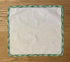 Romantisches Taschentuch mit gr&uuml;ner H&auml;kelspitze Handarbeit Spitzentuch Deko