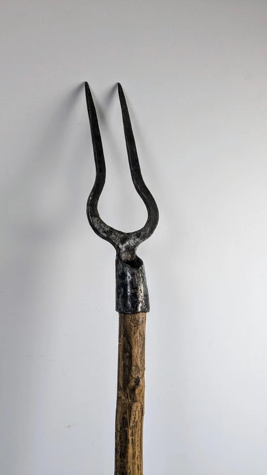 Ancienne fourche à deux dents campagnarde - Photo 4/4