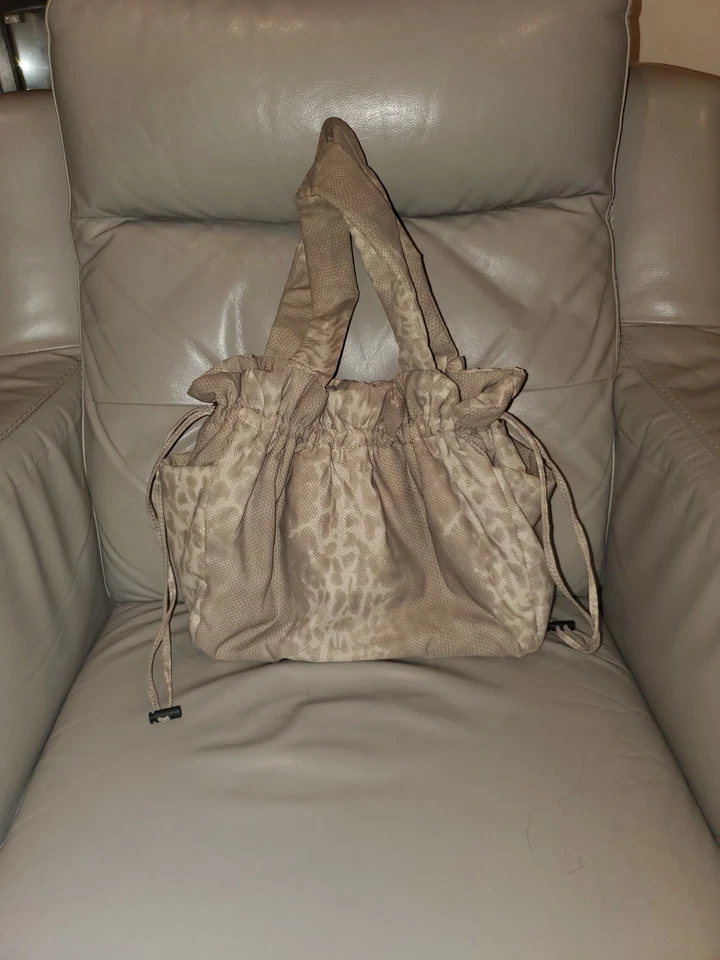 Bolso de Mano Vince Camuto Saira Nylon con Cordón Lavable Estampado Animal Embalable Foto 3 de 4