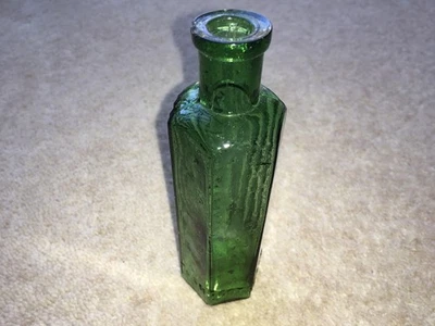 CWW1 BOOTS CASH CHEMISTS NOT TO BE TAKEN 3Ozs HEXAGONAL POISON BOTTLE - Image 1 of 4