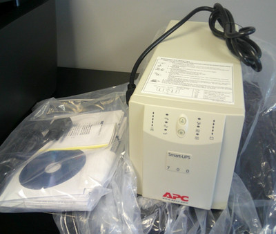 APC Smart-UPS 700VA (SU700X93) 120V   Used with Software & Some Cables