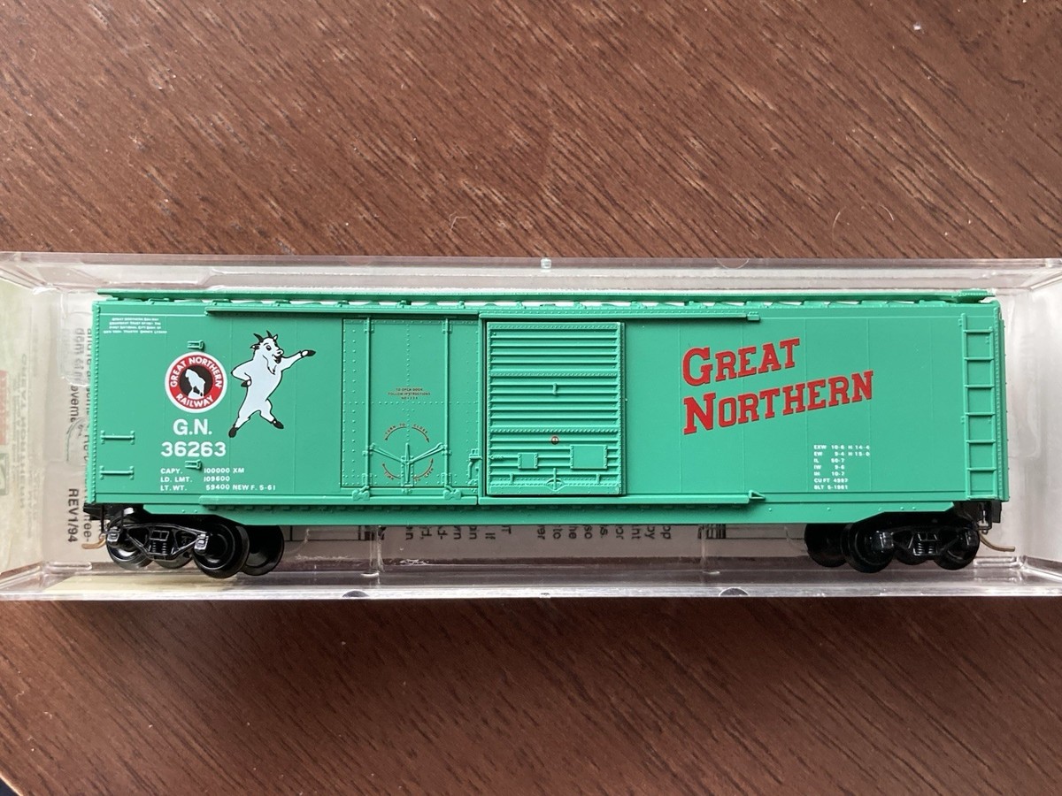 Micro-Trains N #33120 Great Northern 50' Plug & Sliding Door
